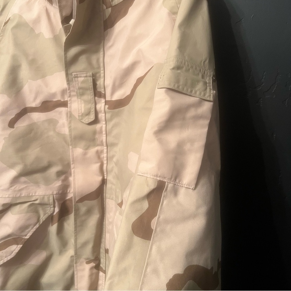 USGI ECWCS Tri- Color Camouflage Size: M cold weather parka. T
Hooded Jacket - Picture 8 of 13